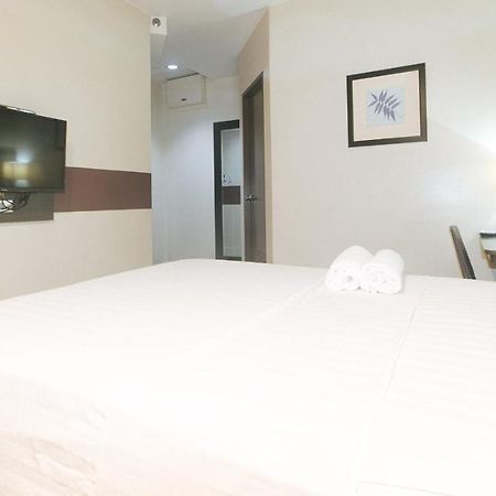 Lorenzzo Suites Hotel Makati City Exterior foto